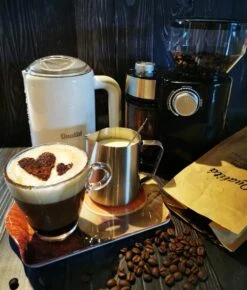 Qualitá® Melkkan Met Art Pen - Barista Melkkannetje - 350 ML - Melkopschuimkannen -Bestek Verkoop 1023x1200 1