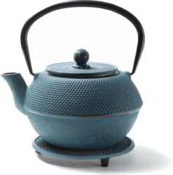 Tealøv THEE SET 1,1 LITER GIETIJZER | COMPLETE SET IN GESCHENKDOOS | Gietijzeren Theepot Met Roestvrijstalen Zeef, Gietijzeren Theekopjes En Onderzetter | In Authentiek Japanse Stijl | Arare Blauw -Bestek Verkoop 1187x1200