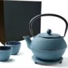 Tealøv THEE SET 1,1 LITER GIETIJZER | COMPLETE SET IN GESCHENKDOOS | Gietijzeren Theepot Met Roestvrijstalen Zeef, Gietijzeren Theekopjes En Onderzetter | In Authentiek Japanse Stijl | Arare Blauw -Bestek Verkoop 1200x1005 1