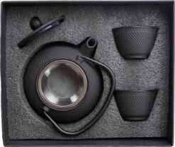 Tealøv THEE SET 800 ML GIETIJZER | COMPLETE SET IN GESCHENKDOOS | Gietijzeren Theepot Met Roestvrijstalen Zeef, Gietijzeren Theekopjes En Onderzetter | In Authentiek Japanse Stijl | Arare Zwart 13 Tealøv THEE SET 800 ML GIETIJZER | COMPLETE SET IN GESCHENKDOOS | Gietijzeren Theepot Met Roestvrijstalen Zeef, Gietijzeren Theekopjes En Onderzetter | In Authentiek Japanse Stijl | Arare Zwart -Bestek Verkoop 1200x1011