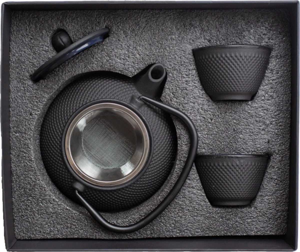Tealøv THEE SET 800 ML GIETIJZER | COMPLETE SET IN GESCHENKDOOS | Gietijzeren Theepot Met Roestvrijstalen Zeef, Gietijzeren Theekopjes En Onderzetter | In Authentiek Japanse Stijl | Arare Zwart 7 Tealøv THEE SET 800 ML GIETIJZER | COMPLETE SET IN GESCHENKDOOS | Gietijzeren Theepot Met Roestvrijstalen Zeef, Gietijzeren Theekopjes En Onderzetter | In Authentiek Japanse Stijl | Arare Zwart - Afbeelding 5