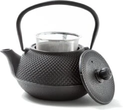 Tealøv THEE SET 800 ML GIETIJZER | COMPLETE SET IN GESCHENKDOOS | Gietijzeren Theepot Met Roestvrijstalen Zeef, Gietijzeren Theekopjes En Onderzetter | In Authentiek Japanse Stijl | Arare Zwart 11 Tealøv THEE SET 800 ML GIETIJZER | COMPLETE SET IN GESCHENKDOOS | Gietijzeren Theepot Met Roestvrijstalen Zeef, Gietijzeren Theekopjes En Onderzetter | In Authentiek Japanse Stijl | Arare Zwart -Bestek Verkoop 1200x1074 2