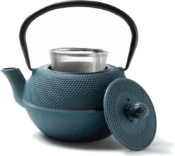 Tealøv THEE SET 1,1 LITER GIETIJZER | COMPLETE SET IN GESCHENKDOOS | Gietijzeren Theepot Met Roestvrijstalen Zeef, Gietijzeren Theekopjes En Onderzetter | In Authentiek Japanse Stijl | Arare Blauw -Bestek Verkoop 1200x1075