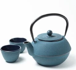 Tealøv THEE SET 1,1 LITER GIETIJZER | COMPLETE SET IN GESCHENKDOOS | Gietijzeren Theepot Met Roestvrijstalen Zeef, Gietijzeren Theekopjes En Onderzetter | In Authentiek Japanse Stijl | Arare Blauw -Bestek Verkoop 1200x1108 2