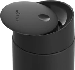 FELLOW - Carter "Move" Mug + Slide-Lock Deksel - Matte Black, 355ml -Bestek Verkoop 1200x1120