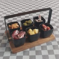 Mica Decorations - Luxe Tapas Set - 6 Zwarte Tapas Schaaltjes Op Houten Tapasplank - Servies - Borrelplank Olijfhout -Bestek Verkoop 1200x1197 17