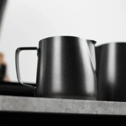 Melkopschuimkannetje Essentials - Zwart - 350ml - Melkkannetje Opschuim - Melkkannetje RVS - Melkkan 10 Melkopschuimkannetje Essentials - Zwart - 350ml - Melkkannetje Opschuim - Melkkannetje RVS - Melkkan -Bestek Verkoop 1200x1200 674