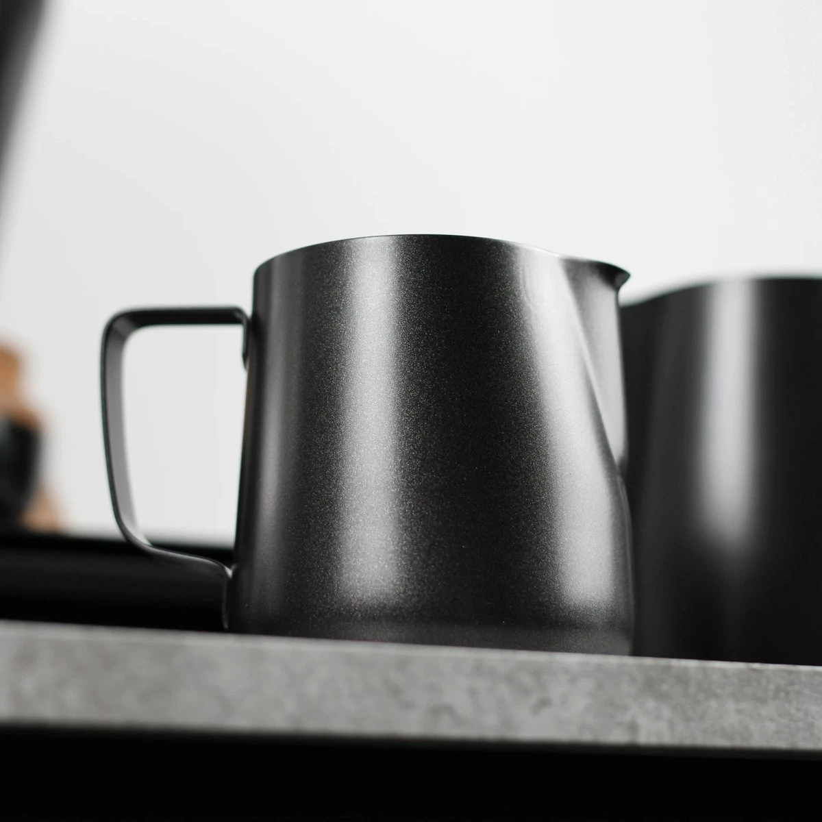 Melkopschuimkannetje Essentials - Zwart - 350ml - Melkkannetje Opschuim - Melkkannetje RVS - Melkkan 6 Melkopschuimkannetje Essentials - Zwart - 350ml - Melkkannetje Opschuim - Melkkannetje RVS - Melkkan - Afbeelding 4