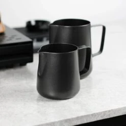 Melkopschuimkannetje Essentials - Zwart - 350ml - Melkkannetje Opschuim - Melkkannetje RVS - Melkkan 11 Melkopschuimkannetje Essentials - Zwart - 350ml - Melkkannetje Opschuim - Melkkannetje RVS - Melkkan -Bestek Verkoop 1200x1200 675