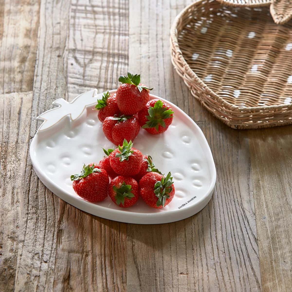 Riviera Maison Serveerschaal Aardbei, Zomers Serveerbord Voor Fruit - Tasty Strawberry Serving Dish - Wit / Goud - Porselein - 1 Stuk 4 Riviera Maison Serveerschaal Aardbei, Zomers Serveerbord Voor Fruit - Tasty Strawberry Serving Dish - Wit / Goud - Porselein - 1 Stuk - Afbeelding 2