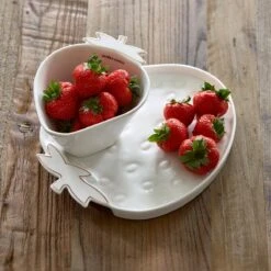 Riviera Maison Serveerschaal Aardbei, Zomers Serveerbord Voor Fruit - Tasty Strawberry Serving Dish - Wit / Goud - Porselein - 1 Stuk 8 Riviera Maison Serveerschaal Aardbei, Zomers Serveerbord Voor Fruit - Tasty Strawberry Serving Dish - Wit / Goud - Porselein - 1 Stuk -Bestek Verkoop 1200x1200 743
