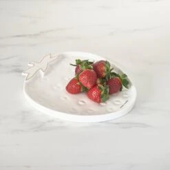 Riviera Maison Serveerschaal Aardbei, Zomers Serveerbord Voor Fruit - Tasty Strawberry Serving Dish - Wit / Goud - Porselein - 1 Stuk 9 Riviera Maison Serveerschaal Aardbei, Zomers Serveerbord Voor Fruit - Tasty Strawberry Serving Dish - Wit / Goud - Porselein - 1 Stuk -Bestek Verkoop 1200x1200 744