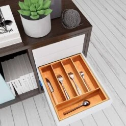 Merkloos Bamboehouten Bestekbak - 5 Compartimenten - 25 X 35 X 6 Cm. - Organizer - 5 Vaks 10 Merkloos Bamboehouten Bestekbak - 5 Compartimenten - 25 X 35 X 6 Cm. - Organizer - 5 Vaks -Bestek Verkoop 1200x1200 975