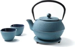 Tealøv THEE SET 1,1 LITER GIETIJZER | COMPLETE SET IN GESCHENKDOOS | Gietijzeren Theepot Met Roestvrijstalen Zeef, Gietijzeren Theekopjes En Onderzetter | In Authentiek Japanse Stijl | Arare Blauw -Bestek Verkoop 1200x765