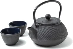 Tealøv THEE SET 800 ML GIETIJZER | COMPLETE SET IN GESCHENKDOOS | Gietijzeren Theepot Met Roestvrijstalen Zeef, Gietijzeren Theekopjes En Onderzetter | In Authentiek Japanse Stijl | Arare Zwart 14 Tealøv THEE SET 800 ML GIETIJZER | COMPLETE SET IN GESCHENKDOOS | Gietijzeren Theepot Met Roestvrijstalen Zeef, Gietijzeren Theekopjes En Onderzetter | In Authentiek Japanse Stijl | Arare Zwart -Bestek Verkoop 1200x812