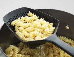 Joseph Joseph Scoop Plus Vergietlepel - Schuimspaan - Frituurschep 15 Joseph Joseph Scoop Plus Vergietlepel - Schuimspaan - Frituurschep -Bestek Verkoop 1200x923 6