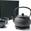 Tealøv THEE SET 800 ML GIETIJZER | COMPLETE SET IN GESCHENKDOOS | Gietijzeren Theepot Met Roestvrijstalen Zeef, Gietijzeren Theekopjes En Onderzetter | In Authentiek Japanse Stijl | Arare Zwart 2 Tealøv THEE SET 800 ML GIETIJZER | COMPLETE SET IN GESCHENKDOOS | Gietijzeren Theepot Met Roestvrijstalen Zeef, Gietijzeren Theekopjes En Onderzetter | In Authentiek Japanse Stijl | Arare Zwart -Bestek Verkoop 1200x929 3
