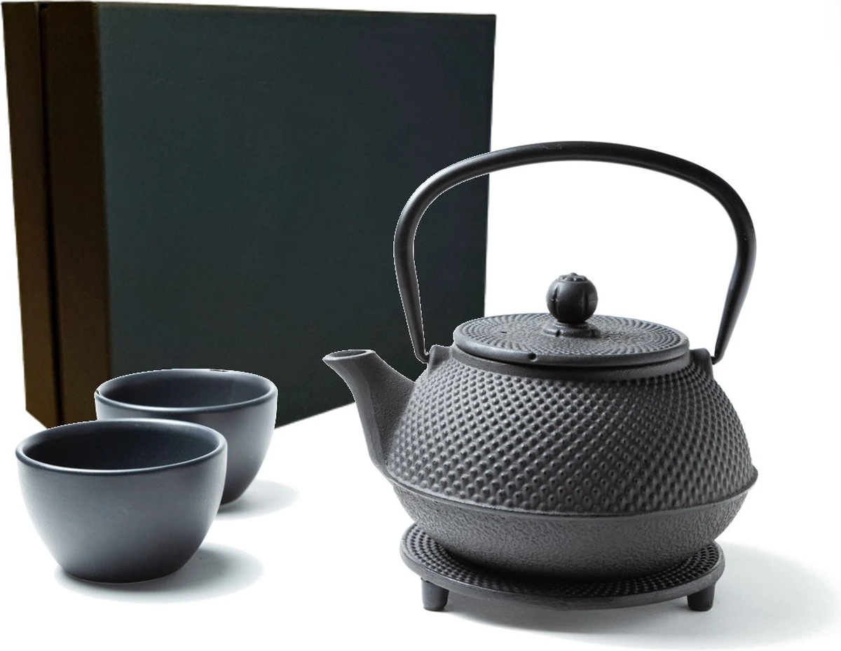 Tealøv THEE SET 800 ML GIETIJZER | COMPLETE SET IN GESCHENKDOOS | Gietijzeren Theepot Met Roestvrijstalen Zeef, Gietijzeren Theekopjes En Onderzetter | In Authentiek Japanse Stijl | Arare Zwart 3 Tealøv THEE SET 800 ML GIETIJZER | COMPLETE SET IN GESCHENKDOOS | Gietijzeren Theepot Met Roestvrijstalen Zeef, Gietijzeren Theekopjes En Onderzetter | In Authentiek Japanse Stijl | Arare Zwart
