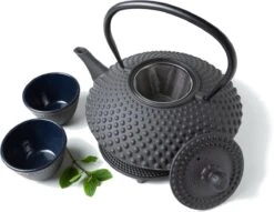 Tealøv THEE SET 1,25 LITER GIETIJZER | COMPLETE SET IN GESCHENKDOOS | Gietijzeren Theepot Met Roestvrijstalen Zeef, Gietijzeren Theekopjes En Onderzetter | In Authentiek Japanse Stijl | Kambin Zwart