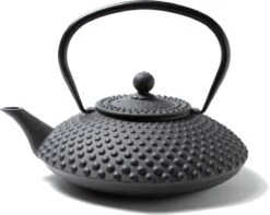 Tealøv THEE SET 1,25 LITER GIETIJZER | COMPLETE SET IN GESCHENKDOOS | Gietijzeren Theepot Met Roestvrijstalen Zeef, Gietijzeren Theekopjes En Onderzetter | In Authentiek Japanse Stijl | Kambin Zwart -Bestek Verkoop 1200x957 2