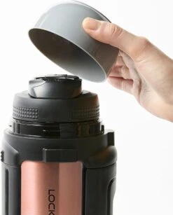 Lock&Lock Thermoskan - Isoleerkan - Thee En Koffie - Lekvrij - 1,5 Liter - RVS - Inklapbaar Handvat - Koper Roze -Bestek Verkoop 967x1200