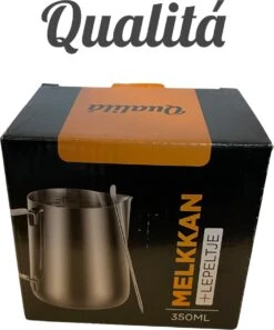 Qualitá® Melkkan Met Art Pen - Barista Melkkannetje - 350 ML - Melkopschuimkannen -Bestek Verkoop 998x1200 2